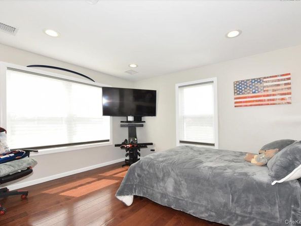 3 Neptune Place, Massapequa NY 11758