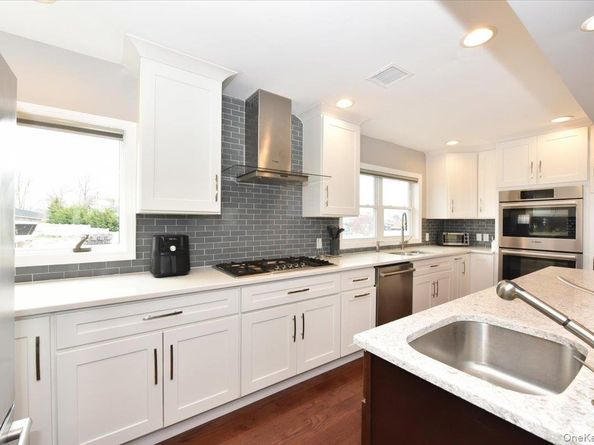 3 Neptune Place, Massapequa NY 11758