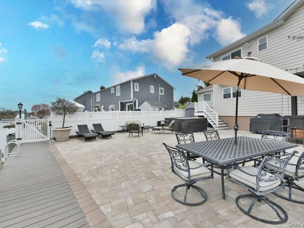 3 Neptune Place, Massapequa NY 11758