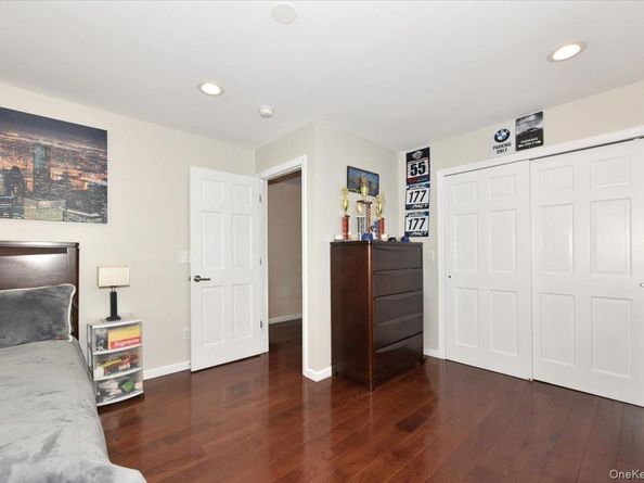 3 Neptune Place, Massapequa NY 11758