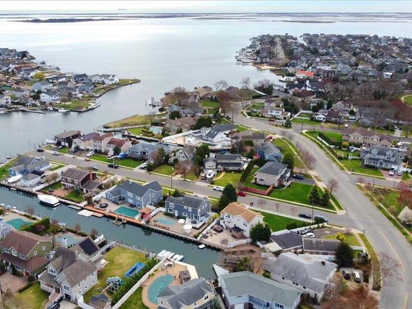 3 Neptune Place, Massapequa NY 11758