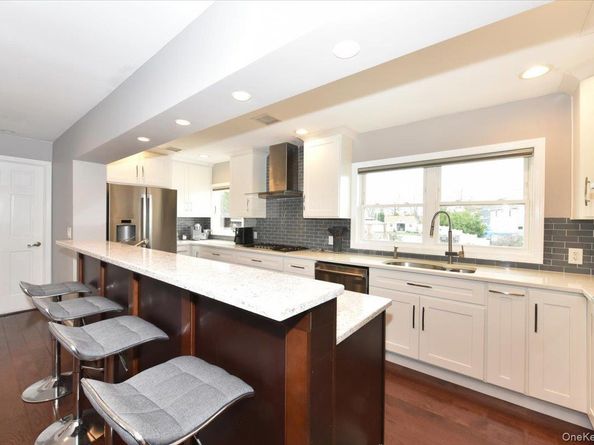 3 Neptune Place, Massapequa NY 11758