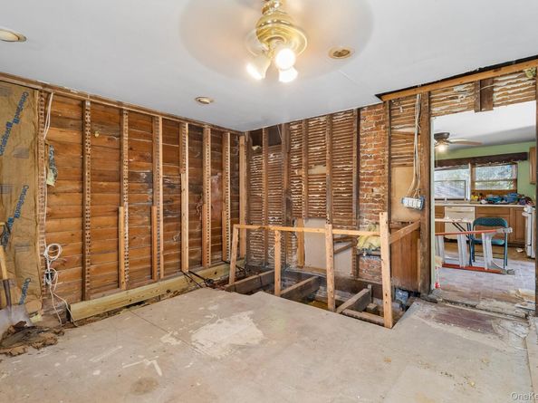 59 Irish Lane, East Islip NY 11730