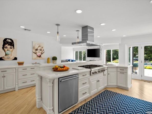 5 Landing Court, Dix Hills NY 11746