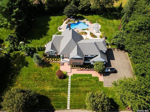 5 Landing Court, Dix Hills NY 11746