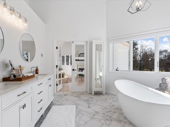 5 Landing Court, Dix Hills NY 11746