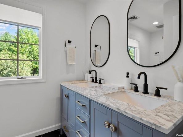 5 Landing Court, Dix Hills NY 11746