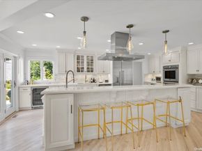 5 Landing Court, Dix Hills NY 11746