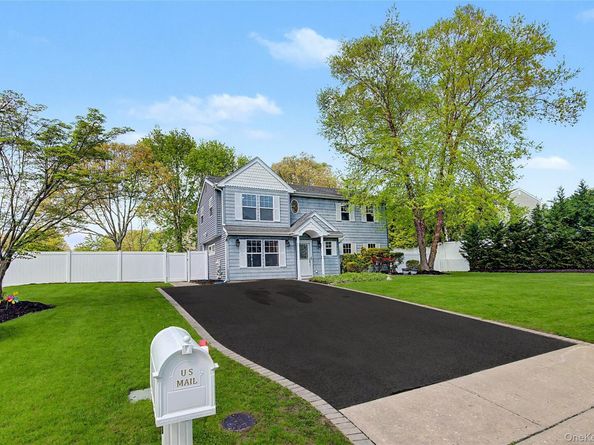 6 Lyons Lane, Coram NY 11727