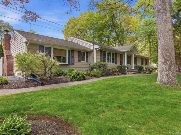 28 King Arthurs Court, Saint James NY 11780