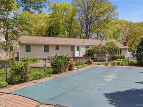 28 King Arthurs Court, Saint James NY 11780