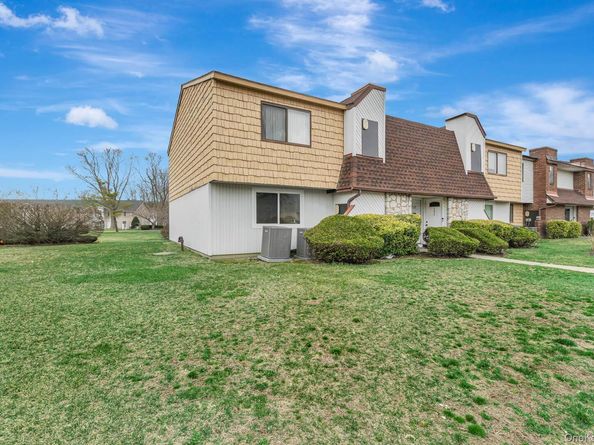 129 Pointe Circle N 129, Coram NY 11727