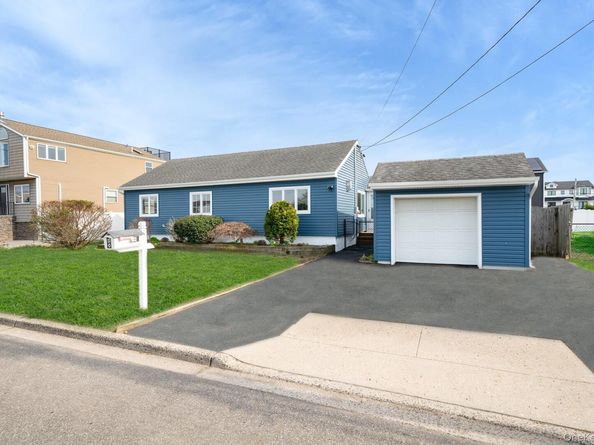 33 E Seacrest Avenue, Lindenhurst NY 11757