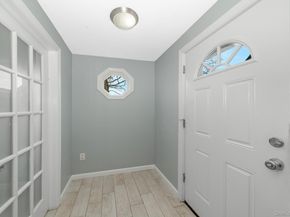 33 E Seacrest Avenue, Lindenhurst NY 11757