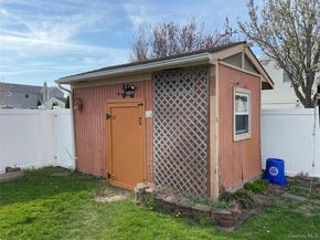 70 E Neptune Avenue, Lindenhurst NY 11757