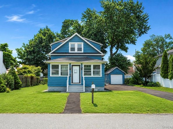 26 Flanders Place, West Babylon NY 11704