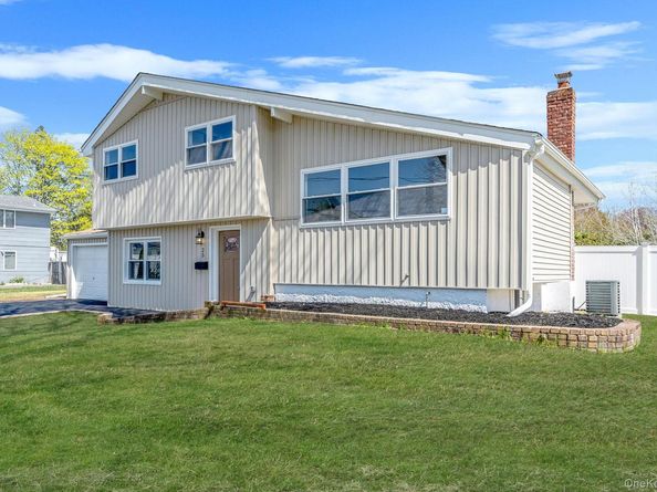 25 Greentree Drive, Oakdale NY 11769