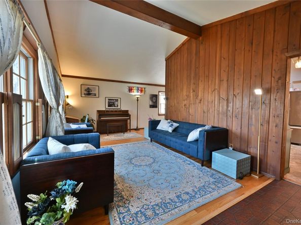 28 Dartmouth Drive, Smithtown NY 11787