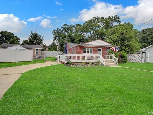 629 East Drive, Lindenhurst NY 11757