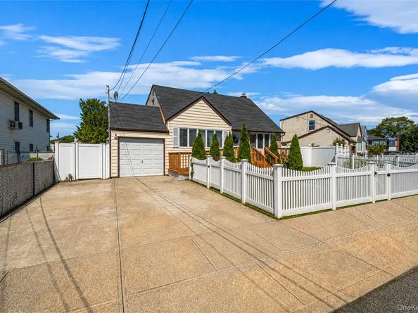 93 Deauville Boulevard, Copiague NY 11726