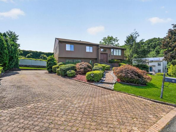 99 Skyview Lane, New Rochelle NY 10804