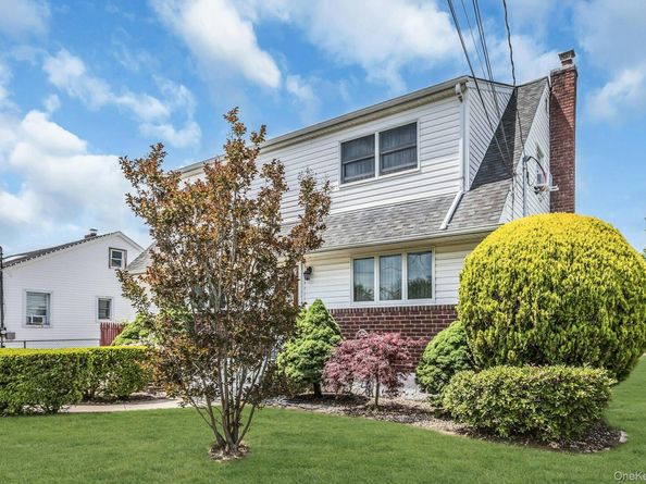 22 Beach Avenue, Copiague NY 11726