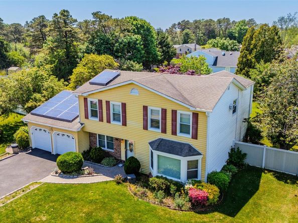 8 Lisa Court, Medford NY 11763