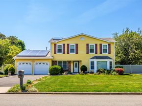 8 Lisa Court, Medford NY 11763