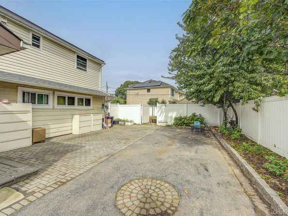 10 Belmont Circle, Syosset NY 11791