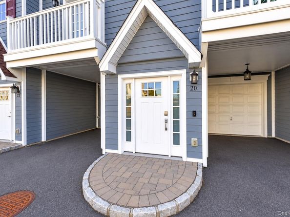 20 Hearthstone Court, Farmingdale NY 11735