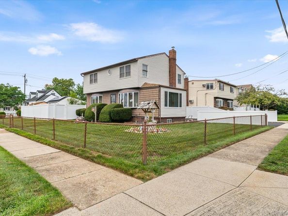 10 Enness Avenue, Bethpage NY 11714