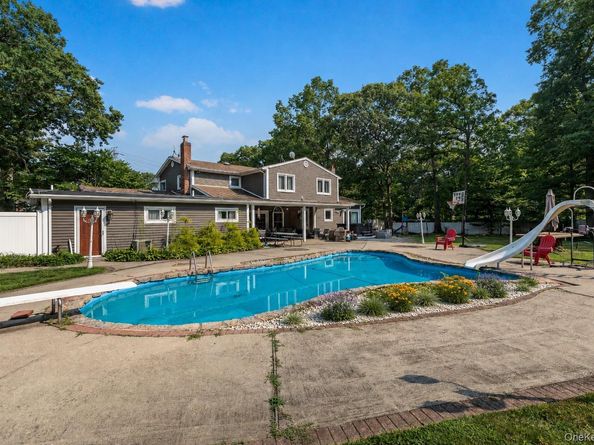 1 Whispering Court, Dix Hills NY 11746