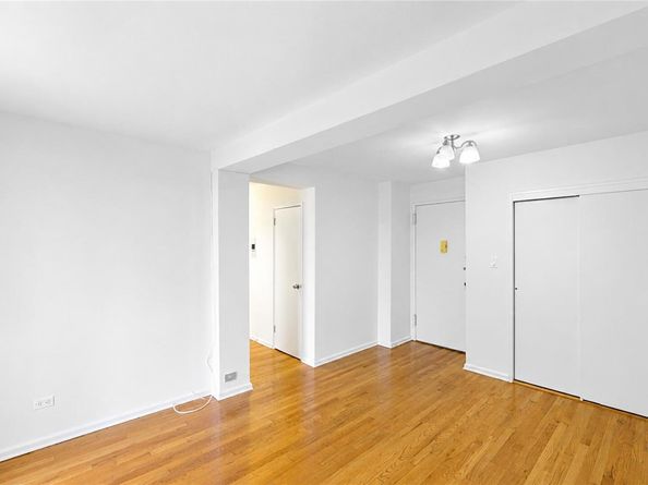 60-11 Broadway 3L, Woodside NY 11377