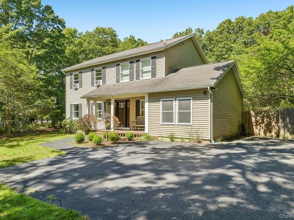4 Wooded Lane, Hampton Bays NY 11946