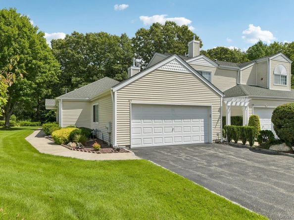 127 Farm House Court, Manorville NY 11949