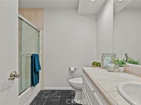 21551 Burbank 96, Woodland Hills (los Angeles) CA 91367