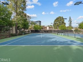 21551 Burbank 96, Woodland Hills (los Angeles) CA 91367