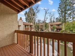 21551 Burbank 96, Woodland Hills (los Angeles) CA 91367