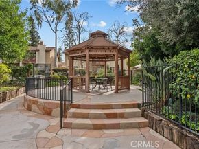 21551 Burbank 96, Woodland Hills (los Angeles) CA 91367