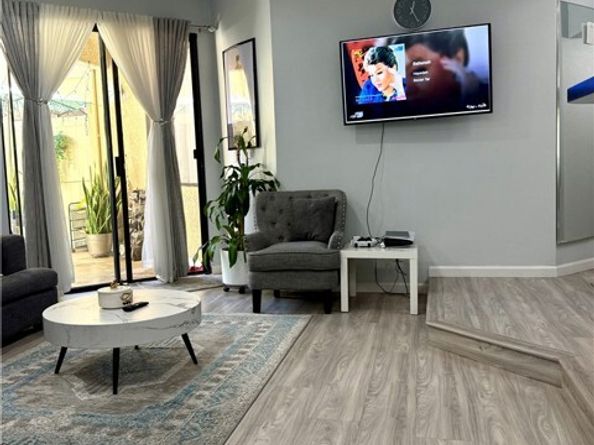 19009 Sherman 16, Reseda (los Angeles) CA 91335