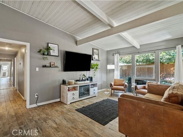 17751 Stagg Street, Reseda (los Angeles) CA 91335
