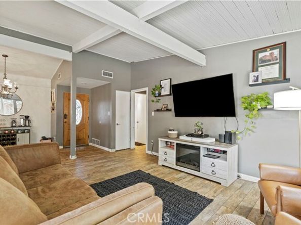 17751 Stagg Street, Reseda (los Angeles) CA 91335