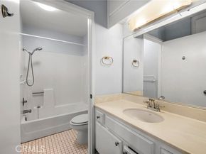 7025 Glade Avenue 11, Canoga Park (los Angeles) CA 91303