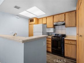 7025 Glade Avenue 11, Canoga Park (los Angeles) CA 91303
