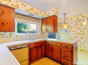 6539 Ventura Canyon Avenue, Van Nuys (los Angeles) CA 91401