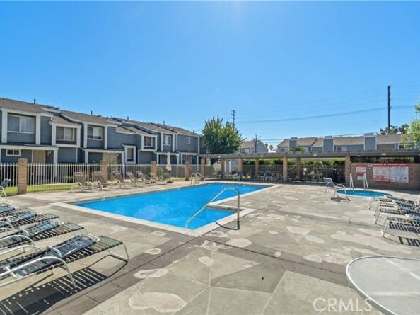 15735 Nordhoff 17, North Hills (los Angeles) CA 91343