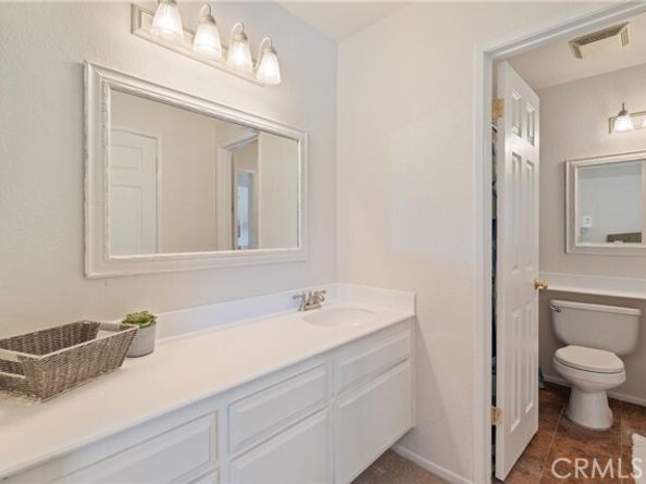 15735 Nordhoff 17, North Hills (los Angeles) CA 91343
