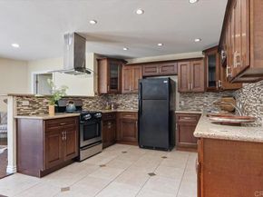 7740 Lindley Avenue, Reseda (los Angeles) CA 91335