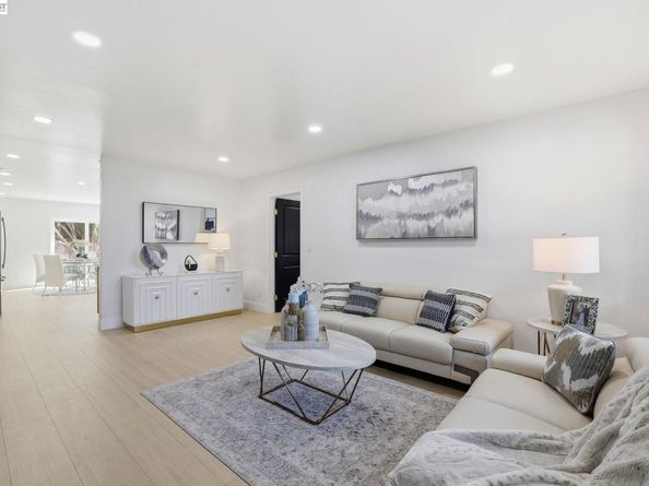 1913 W Middlefield Rd, Mountain View CA 94043