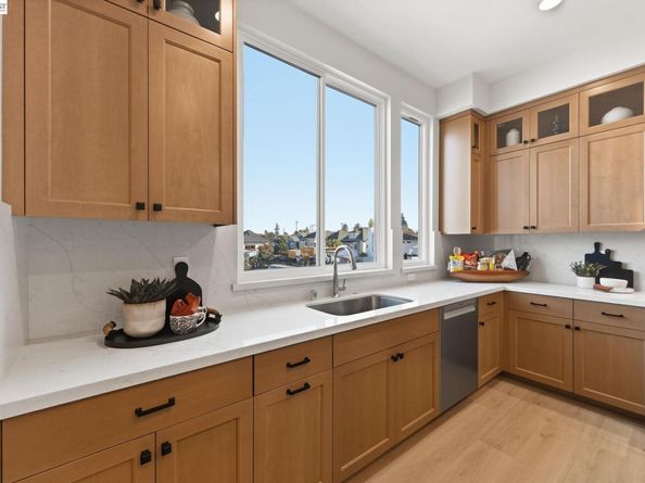 2037 Grand Street, Alameda CA 94501
